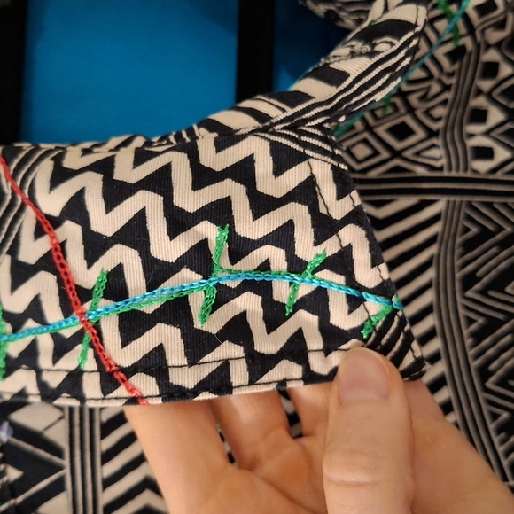 Attitude Women's Graphic/Monochrome Embroidered Patterned Jacket (Size L) - Picture 4 of 10